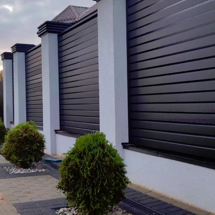 Фото 2 ламели ХайТек RAL9005 МАТТЕ матовый Черный на заборе жалюзи