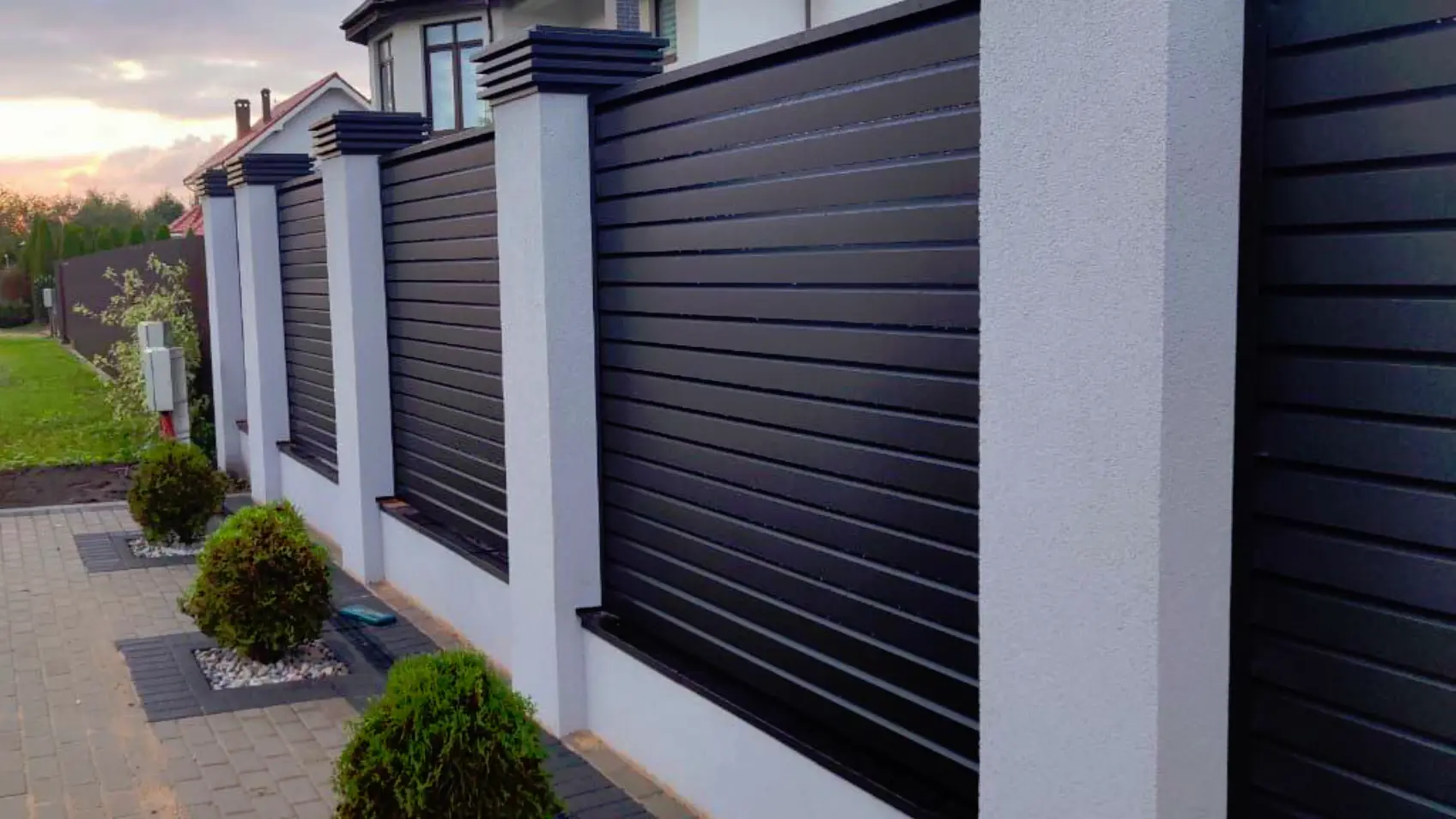 Фото 1 ламели ХайТек RAL9005 МАТТЕ матовый Черный на заборе жалюзи