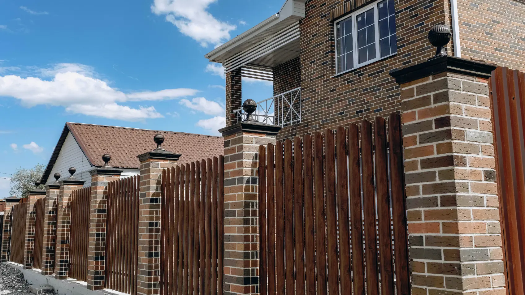 Фото 1 колпак Monblan шар с подфонарником коричневый на столбах забора из штакетника